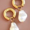Aretes de Acero Inoxidable con Baño de Oro de 18K y Gotas de Perla Sintética, Resistentes al Deslustre.