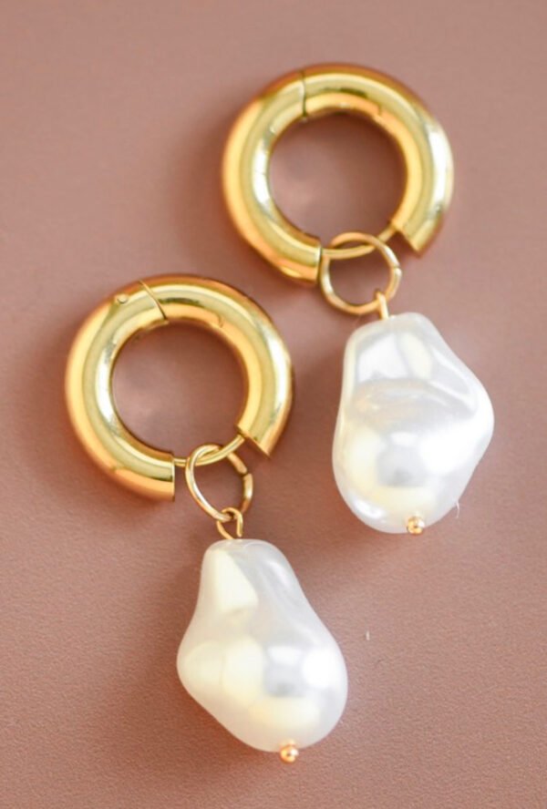 Aretes de Acero Inoxidable con Baño de Oro de 18K y Gotas de Perla Sintética, Resistentes al Deslustre.