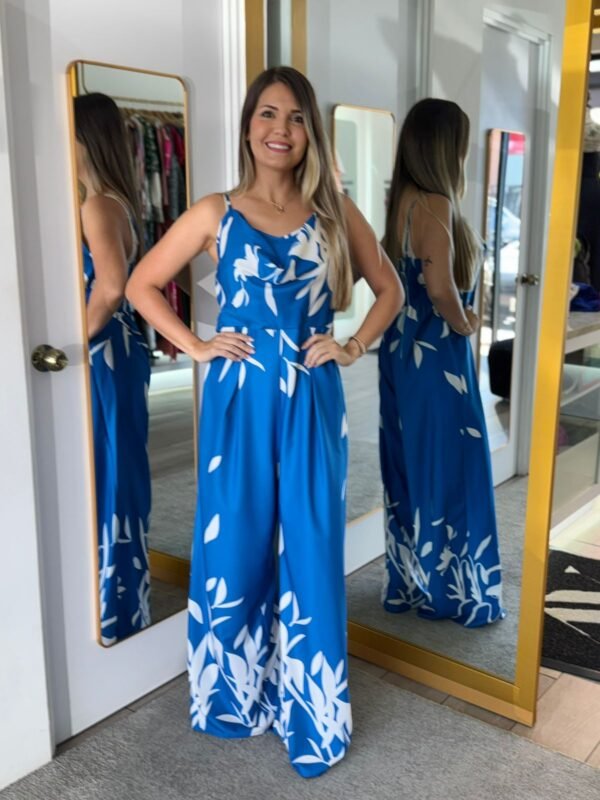 Jumpsuit Azul de pierna ancha con cuello drapeado y estampado