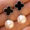 Aretes Negros de trébol con perlas colgantes de acero inoxidable y baño de oro de 18K.