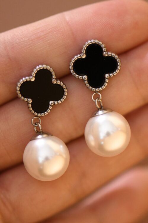 Aretes Negros de trébol con perlas colgantes de acero inoxidable y baño de oro de 18K.