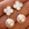 Aretes Blancos colgantes de trébol con perla de acero inoxidable bañados en oro de 18K.