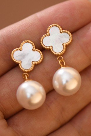 Aretes Blancos colgantes de trébol con perla de acero inoxidable bañados en oro de 18K.
